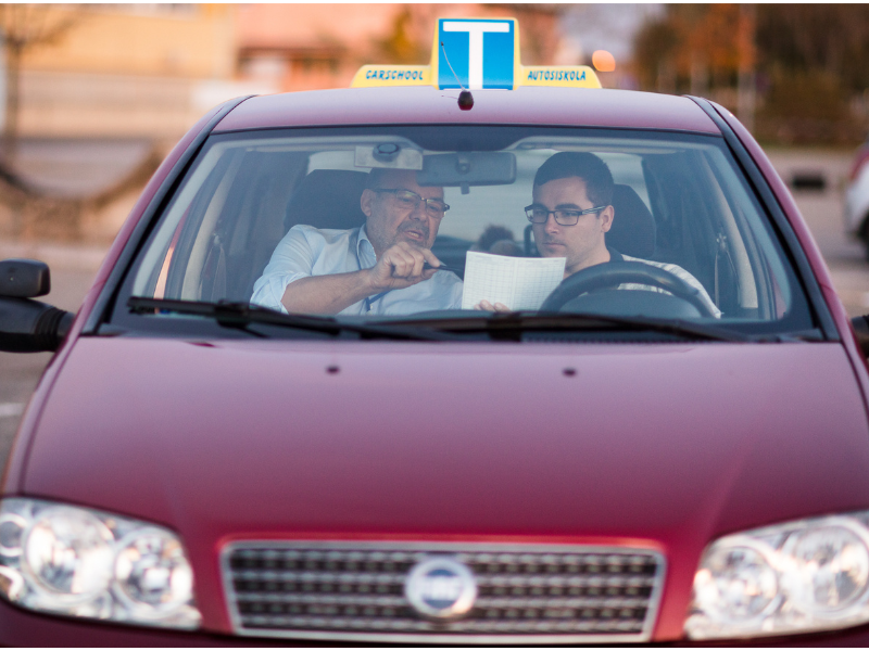 szemelyauto_oktatas kozben autoban