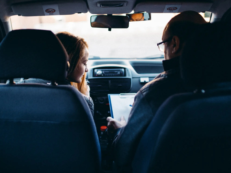 szemelyauto_oktatas kozben magyarazat